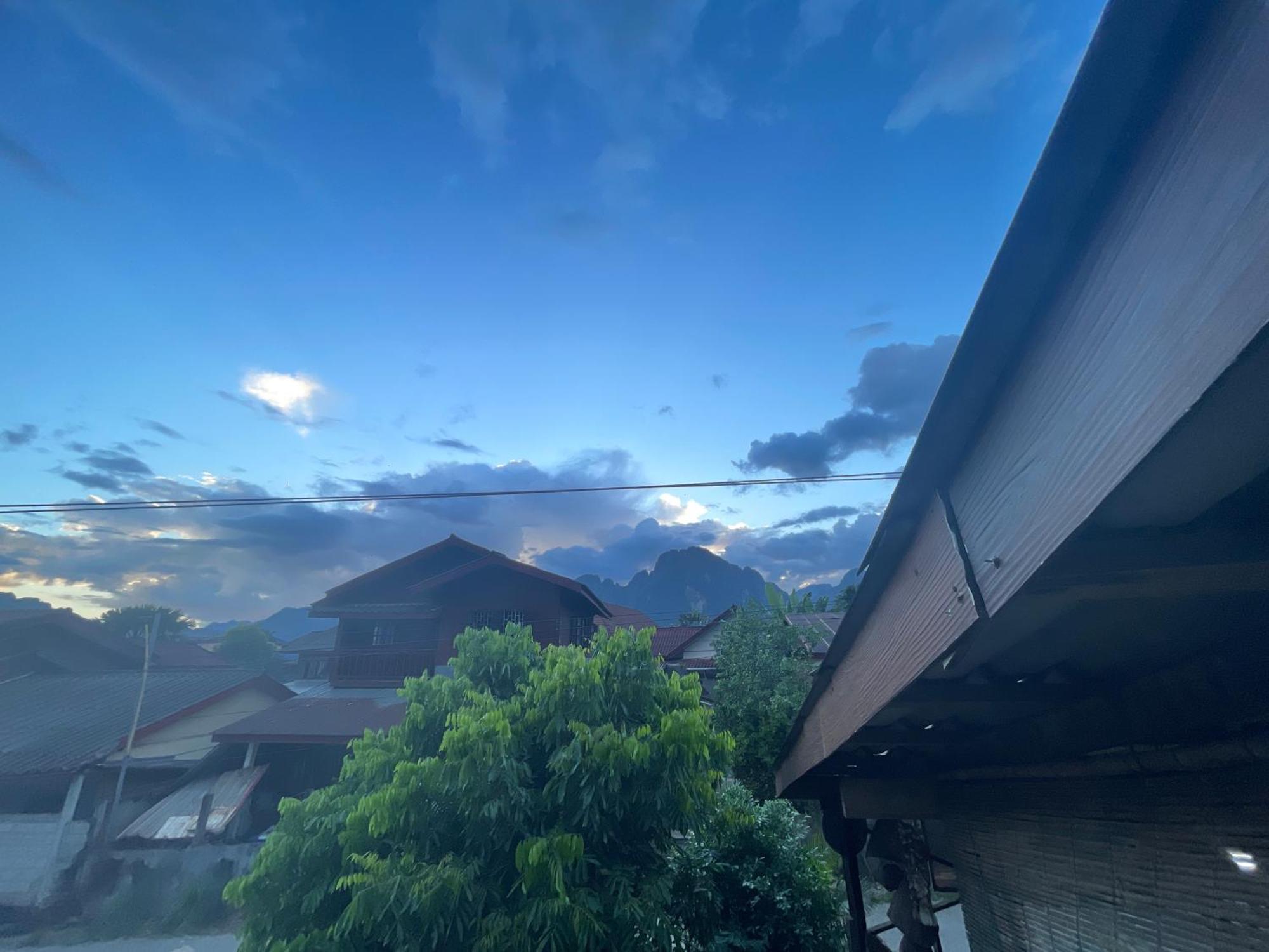 Outland Hostel Vang Vieng Dış mekan fotoğraf