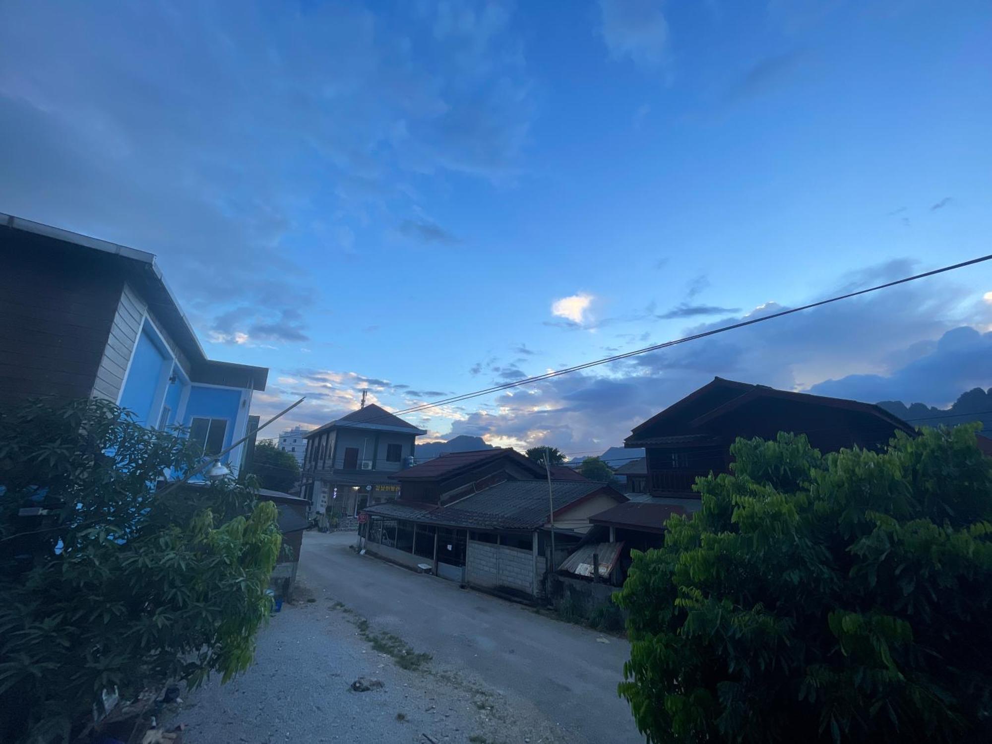 Outland Hostel Vang Vieng Dış mekan fotoğraf